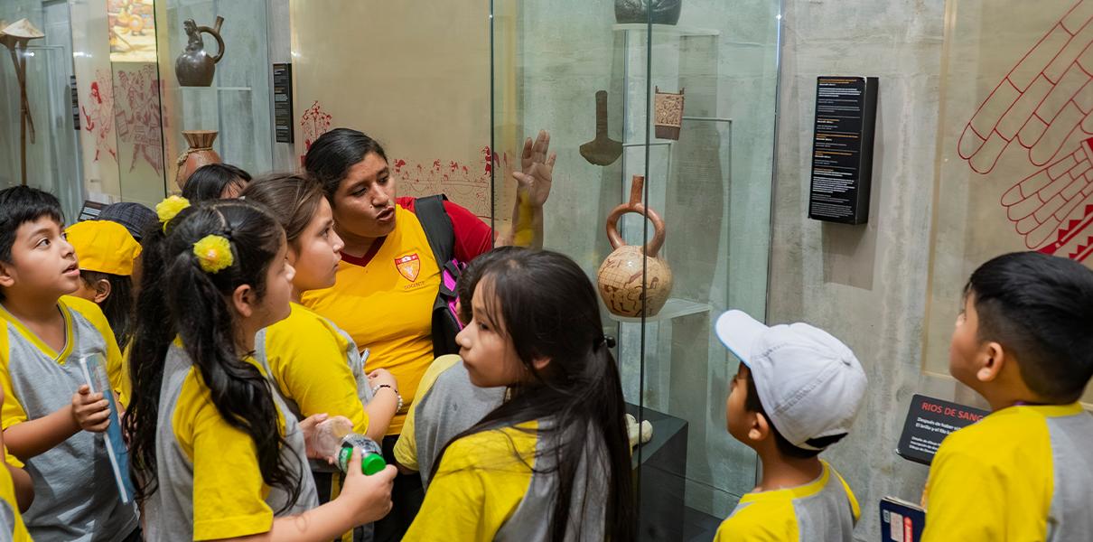 estudiantes en el museo de sitio